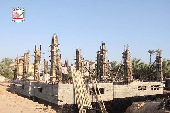 استمرار المتابعة الهندسية لمشروع إنشاء المبنى الإداري والسور الخارجي لنادي اتحاد شباب دير البلح