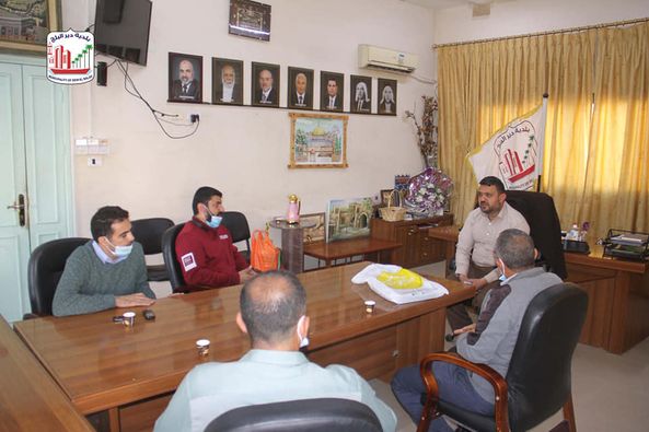 رئيس بلدية دير البلح يستقبل وفد من نادي اتحاد شباب دير البلح
