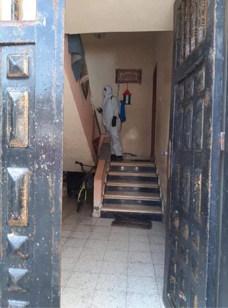 بلدية دير البلح تواصل تعقيم منازل المحجورين بالمدينة