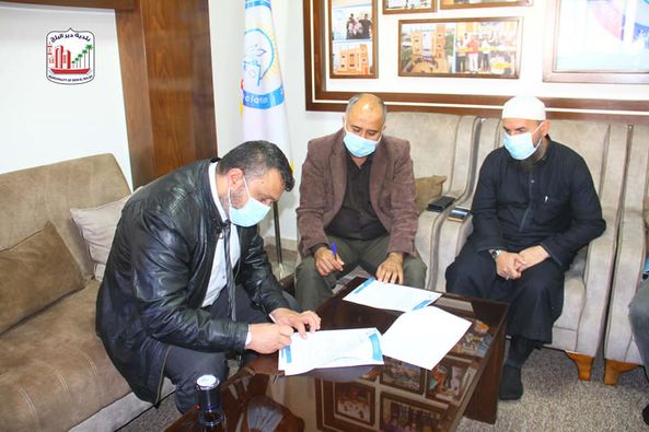 بلدية دير البلح توقع عقد إنشاء بئر مياة مركزي بالمدينة