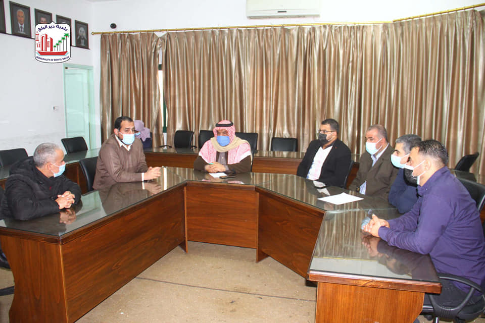 بلدية دير البلح تبحث سبل تعزيز الوعي لدى المواطنين خلال لقاءها بممثلي الفصائل الفلسطينية