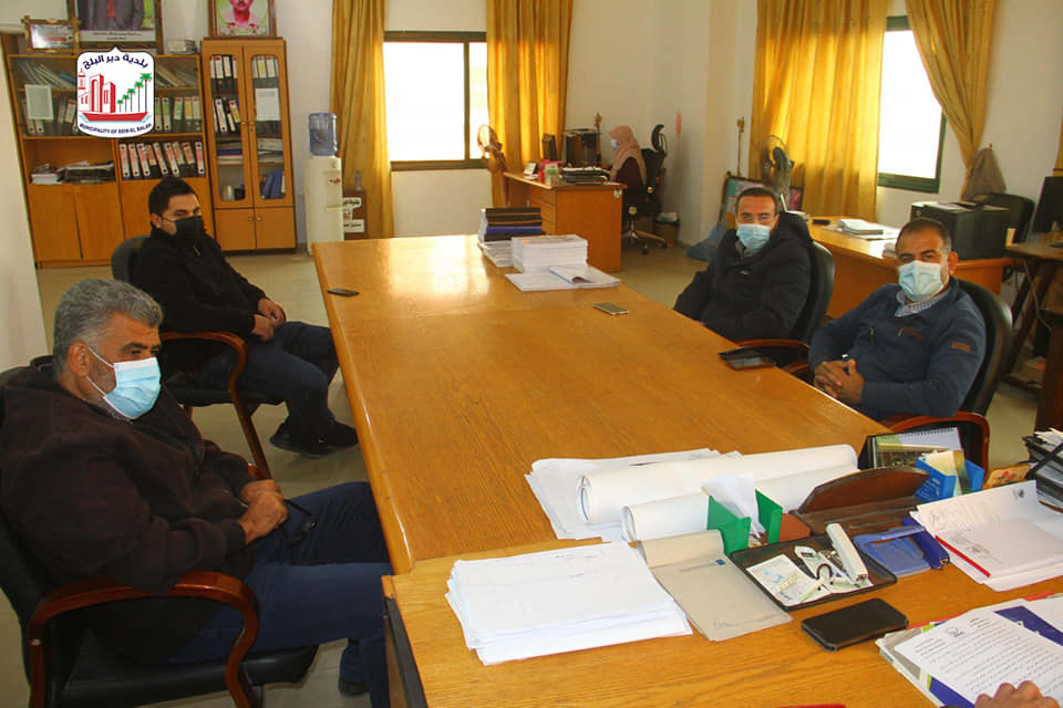 بلدية دير البلح تعقد اجتماع تمهيدي وزيارة موقع مشروع تبليط شوارع فرعية بدير البلح