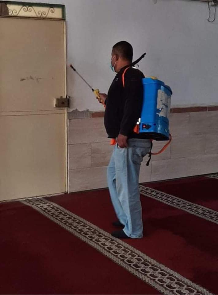 بلدية دير البلح تواصل تعقيم المساجد بعد ظهور حالات إصابة بها