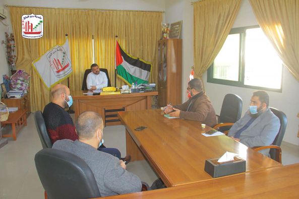 بلدية دير البلح تبحث تنفيذ مبادرة 