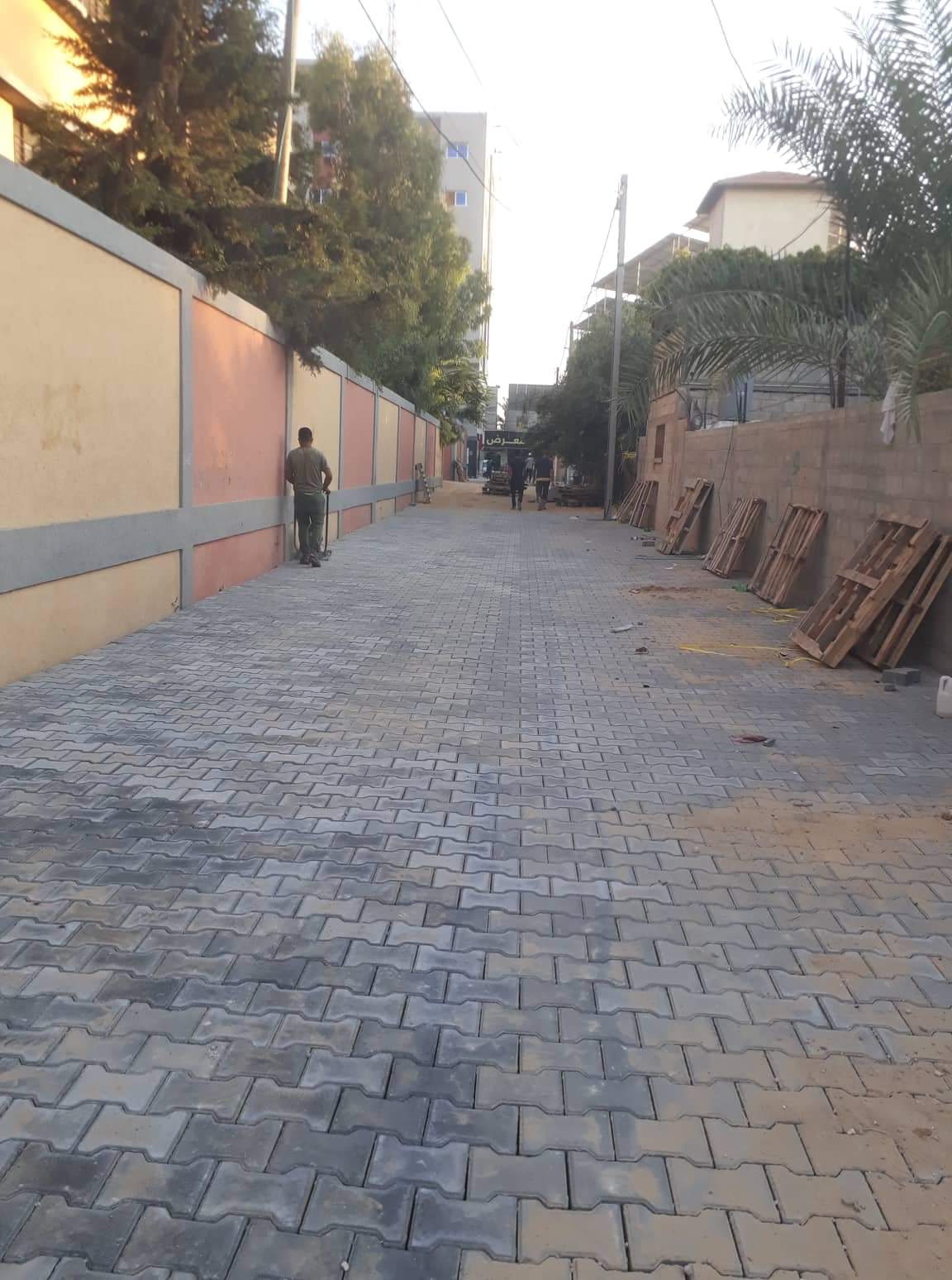بلدية دير البلح تنتهي من تنفيذ مشروع صيانة شارع مدرسة رفيدة الأسلمية للبنات