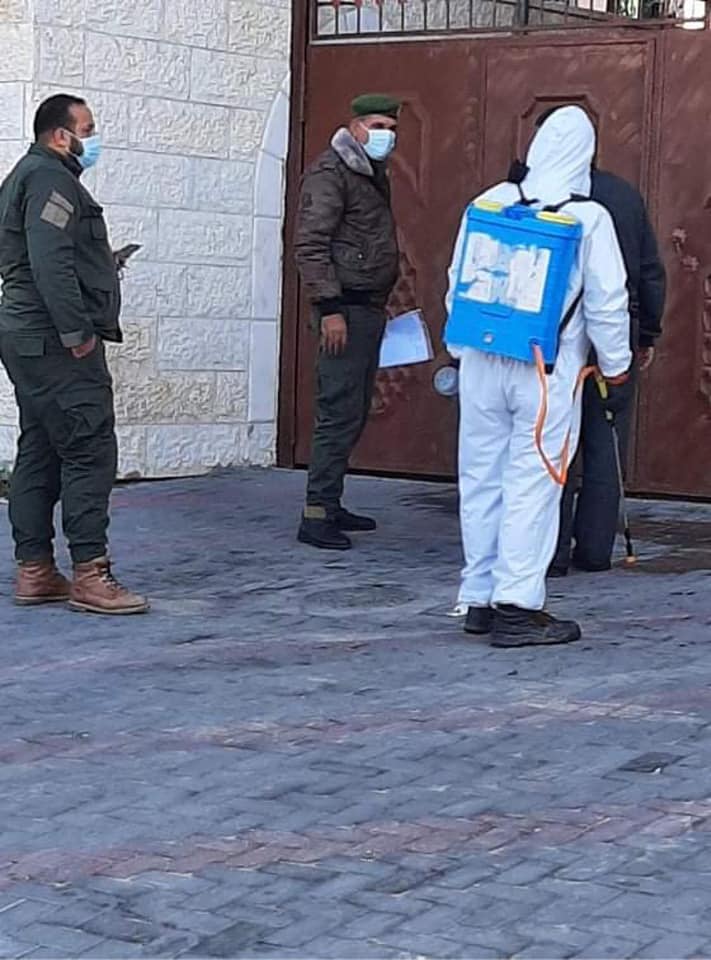 استمرار تعقيم منازل المجورين داخل نفوذ بلدية دير البلح