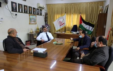 رئيس البلدية يلتقي وفد من جمعية فلسطين لكرة القدم - البتر