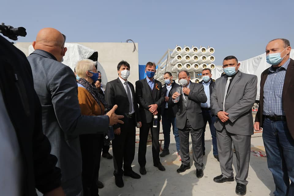 رئيس بلدية دير البلح يرافق وفد سفراء الاتحاد الأوروبي في زيارته لمحطة التحلية بالمدينة