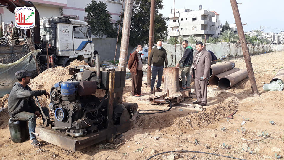 رئيس بلدية دير البلح يقوم بجولة تفقدية لموقع مشروع حفر بئر مياه جديد بالمدينة