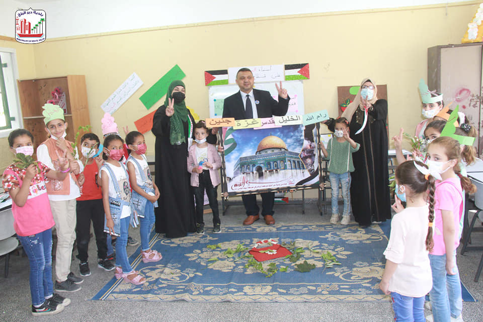 رئيس بلدية دير البلح يزور المخيم الصيفي 