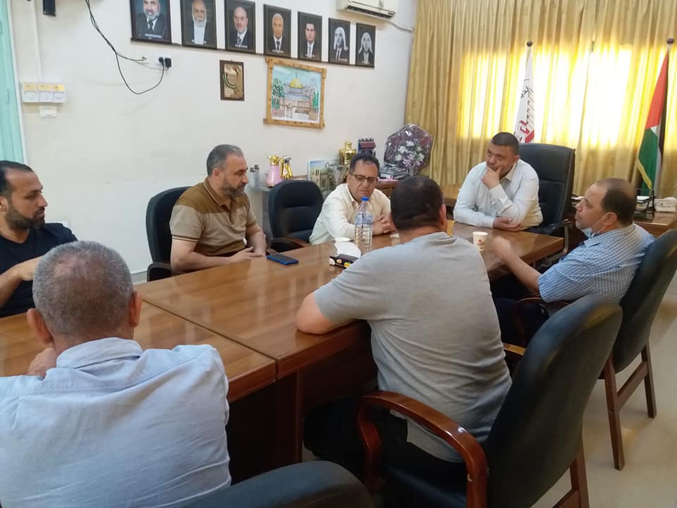 بلدية دير البلح تستقبل وفد من المجلس الأعلى للشباب والرياضة وتبحث التعاون المشترك لتطوير الحركة الرياضية