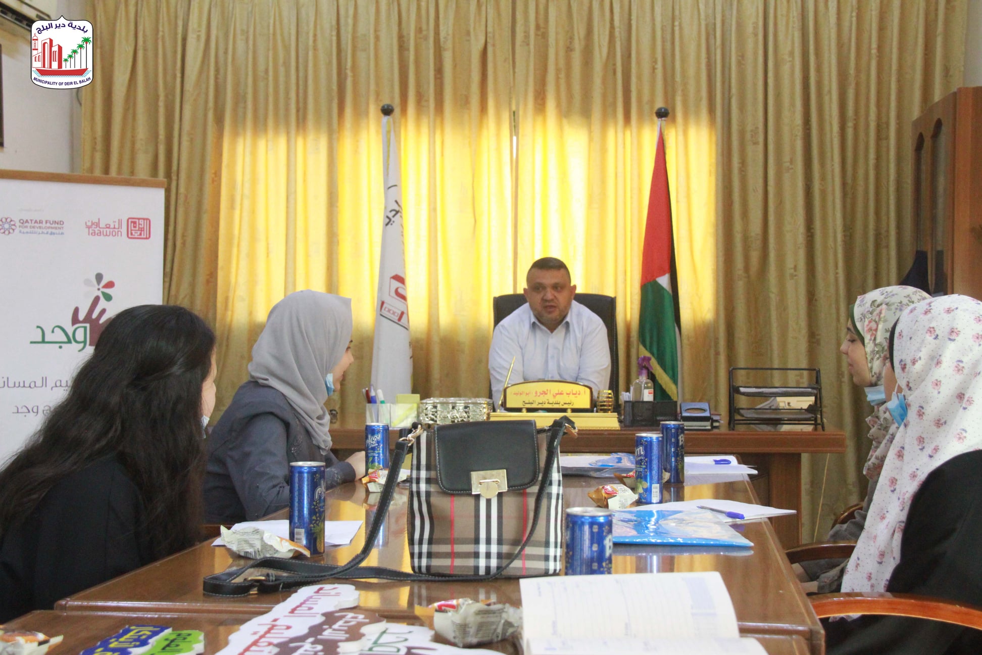 رئيس بلدية دير البلح يستقبل وفد من فريق البحث العلمي لأطفال برنامج وجد