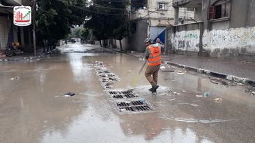 خلال المنخفض الجوي... تفقد مصارف مياه الأمطار بدير البلح تحسباً لأي طارئ