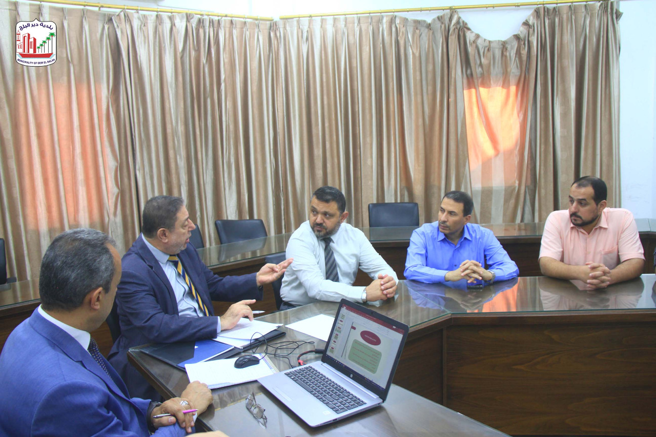 بلدية دير البلح تلتقي بوفد من صندوق البلديات وتناقش مشروع تحسين إدارة مصادر الإيرادات الذاتية للبلديات