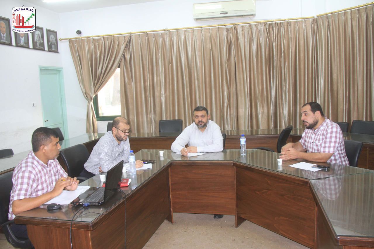 في إطار الارتقاء بالنظافة... بلدية دير البلح تناقش خطتها والاحتياجات الواجب توافرها