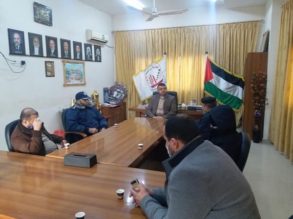 رئيس بلدية دير البلح يبحث تنظيم وترتيب أسواق المدينة