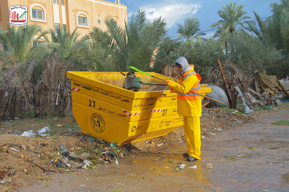 صناع الجمال ببلدية دير البلح: مستمرون بأعمال النظافة لمناطق وشوارع المدينة