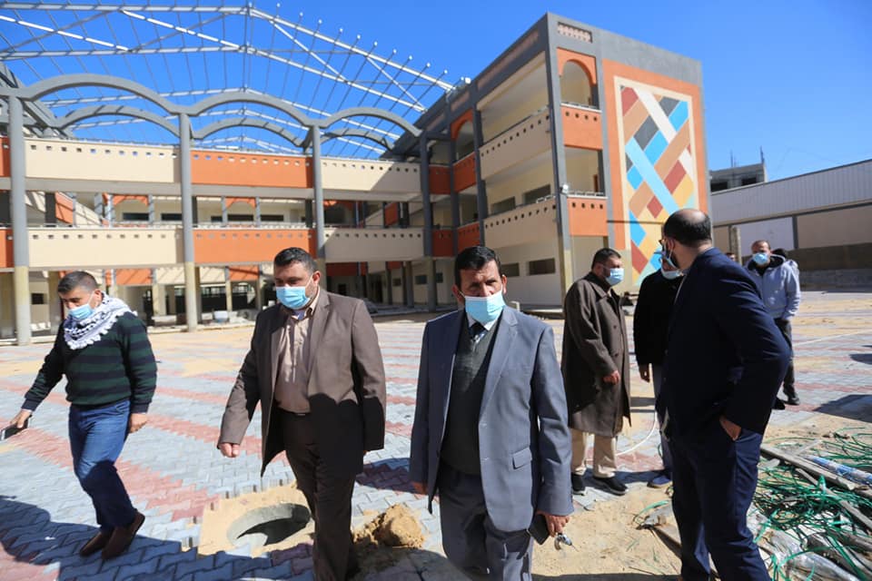 رئيس بلدية دير البلح يُطلع وكيل وزارة التربية والتعليم على مجريات العمل بمدرسة عبد الكريم العكلوك الثانوية