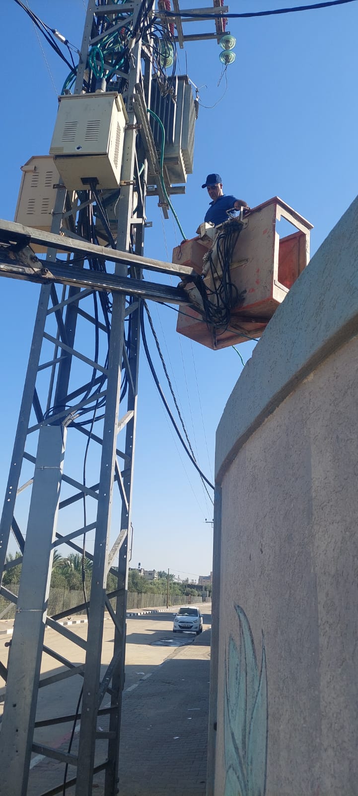 قسم الصيانة ببلدية دير البلح يواصل أعمال صيانة شبكة الإنارة في مناطق متفرقة بالمدينة 