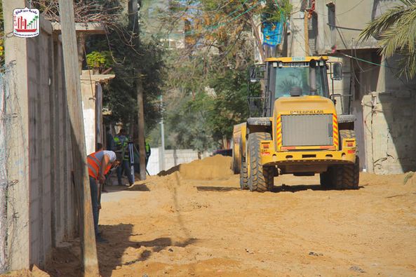 البدء بتنفيذ مشروع تبليط شوارع متفرقة بدير البلح