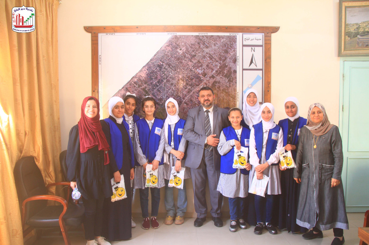 بلدية دير البلح تستقبل طالبات البرلمان الطلابي لمدرسة بنات دير البلح الإعدادية 