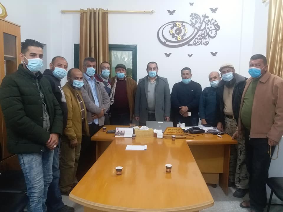 بلدية تبحث دير البلح تبحث آلية عمل سوق الثلاثاء مع لجنة أصحاب البسطات