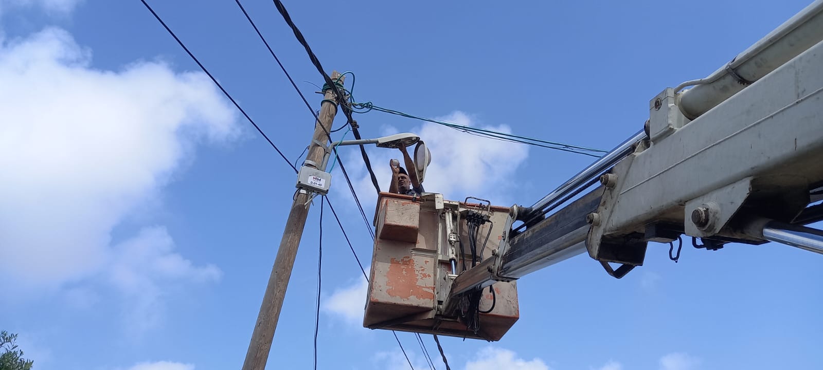 بلدية دير البلح: تركيب كشافات إنارة بالمناطق الشرقية للمدينة واستكمال الصيانة بمناطق أخرى