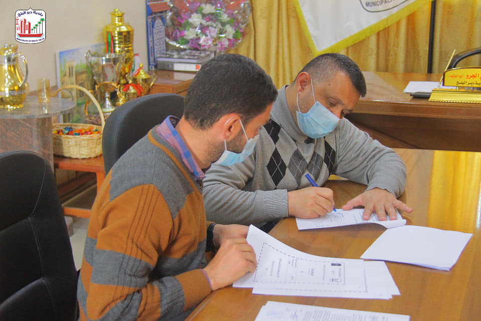 بلدية دير البلح توقع عقد تنفيذ مشروع إعادة تأهيل شارع السلام