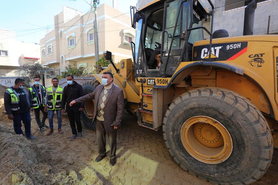 رئيس بلدية دير البلح يتفقد سير العمل بمشروع تبليط شوارع فرعية الجاري تنفيذه بالمدينة