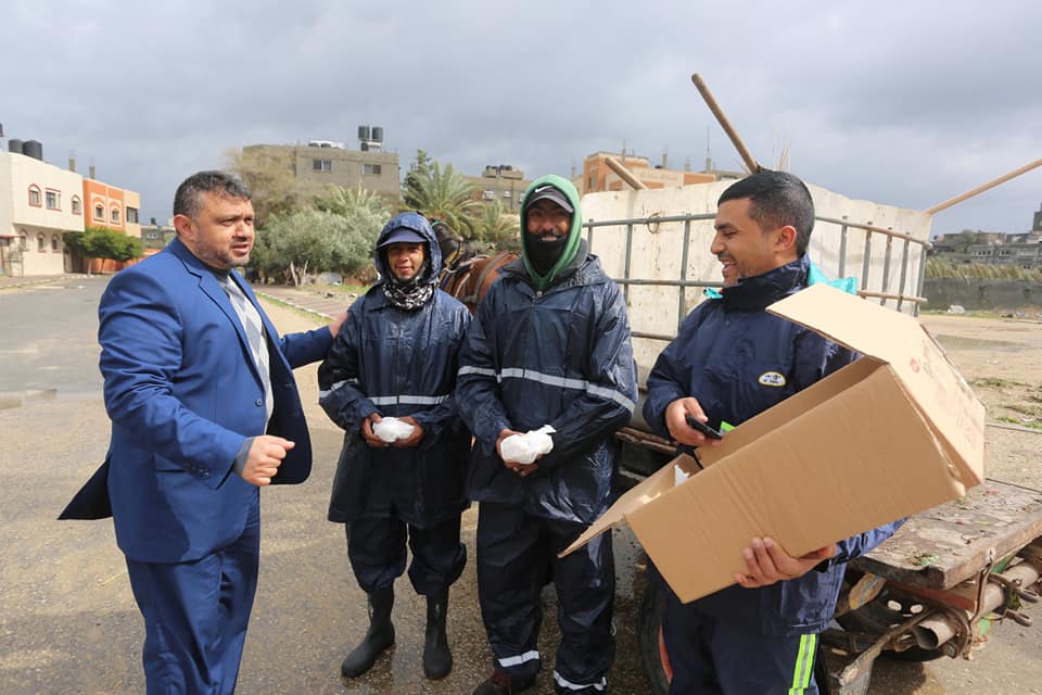 رئيس بلدية دير البلح يتفقد العمال الميدانيين ويتابع تداعيات المنخفض الجوي