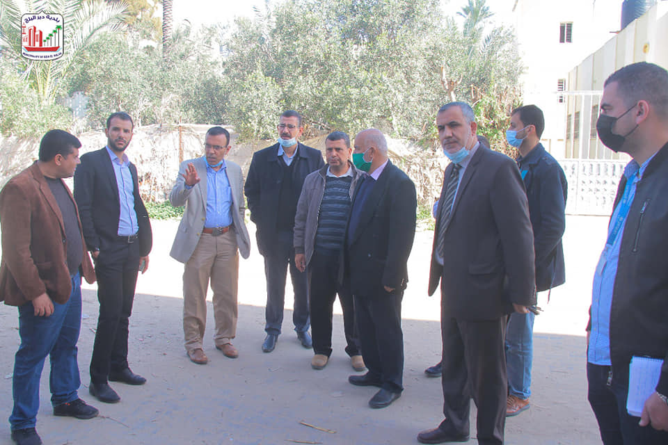 بلدية دير البلح تسلم موقع مشروع تصريف مياه الأمطار بمنطقة أبو فطاير للمقاول