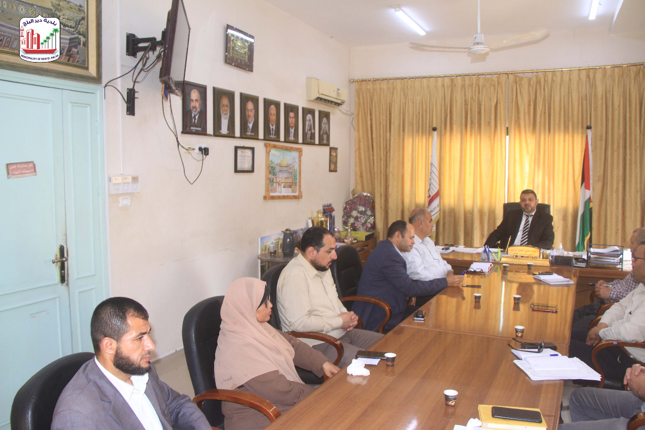 بلدية دير البلح تقعد الاجتماع الدوري لمدراءها ومناقشة سبل تطوير العمل