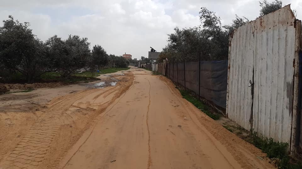 بلدية دير البلح تشرع بتسوية شوارع بمناطق المدينة