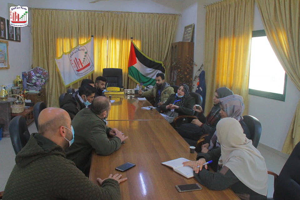 بلدية دير البلح تبحث إمكانية موائمة شوارع المدينة لذوي الاعاقة