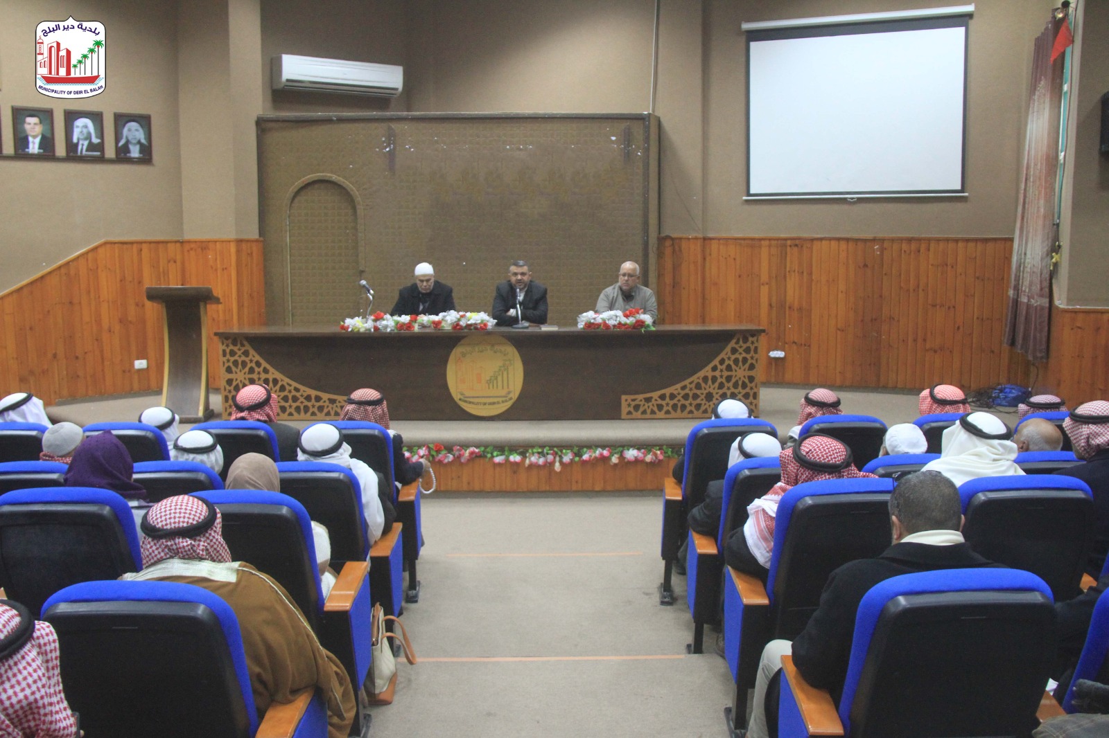 بلدية دير البلح تطلع المخاتير والوجهاء على الجهود المبذولة لمنع نقل المؤسسات الحكومية من دير البلح