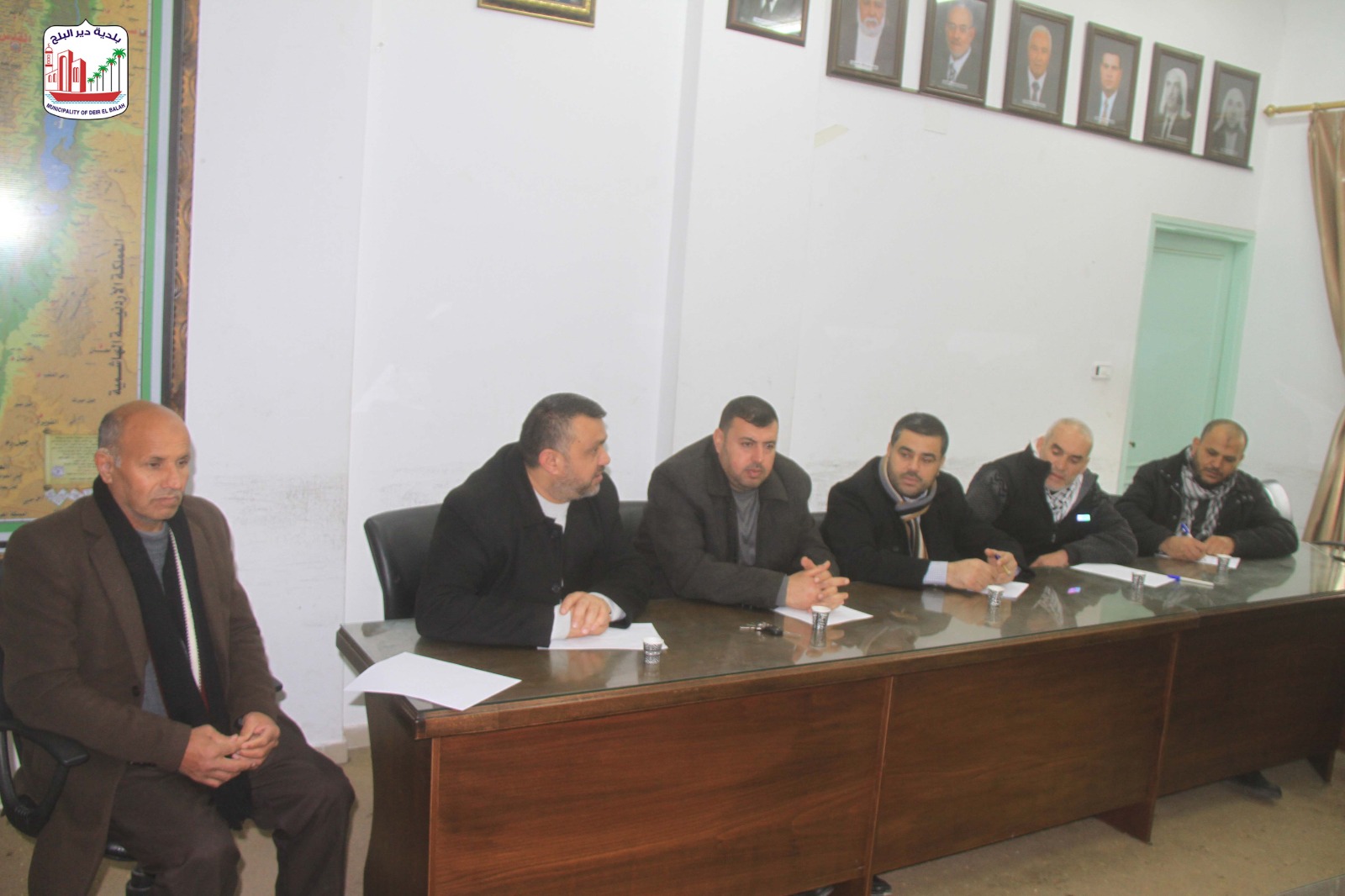بلدية دير البلح خلال اجتماعها بممثلي الفصائل: التأكيد على توحيد وتكاثف الجهود من كافة الأطراف لمواجهة نقل المؤسسات