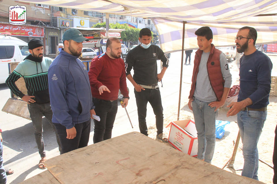 بلدية دير البلح: نسعى لإيجاد أماكن لأصحاب البسطات مع مراعاة اجراءات السلامة والوقاية