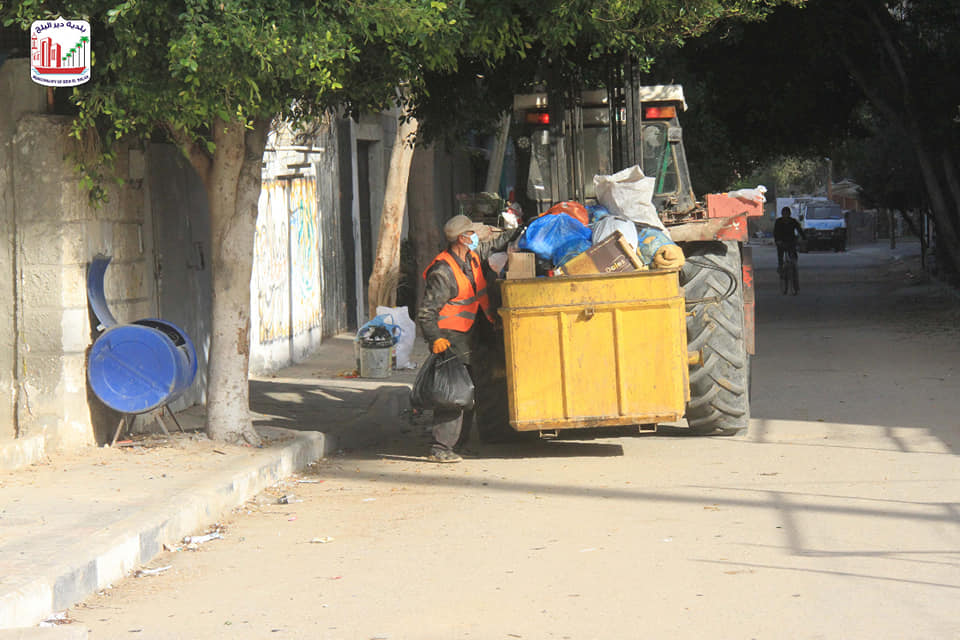 خلال الإغلاق الأسبوعي: بلدية دير البلح تواصل أعمال جمع وترحيل النفايات بالمدينة