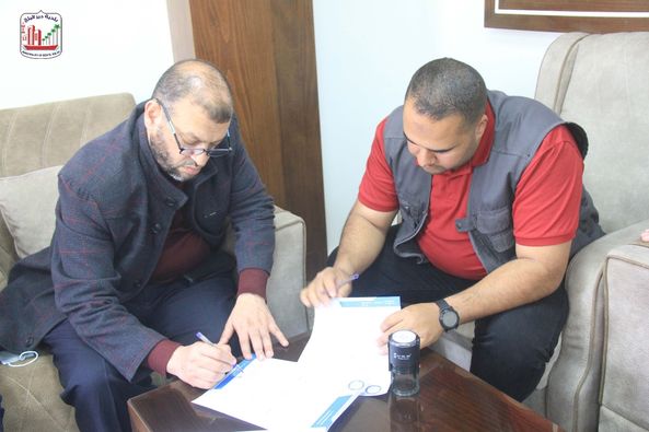 بلدية دير البلح توقع على حفر وإنشاء بئر مياه جديد فى المدينة