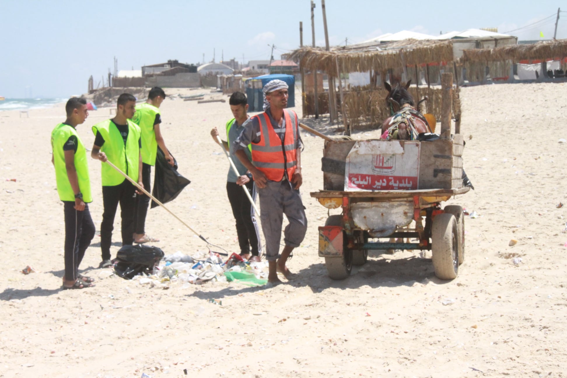 بلدية دير البلح تنظم حملة لتنظيف شاطئ البحر