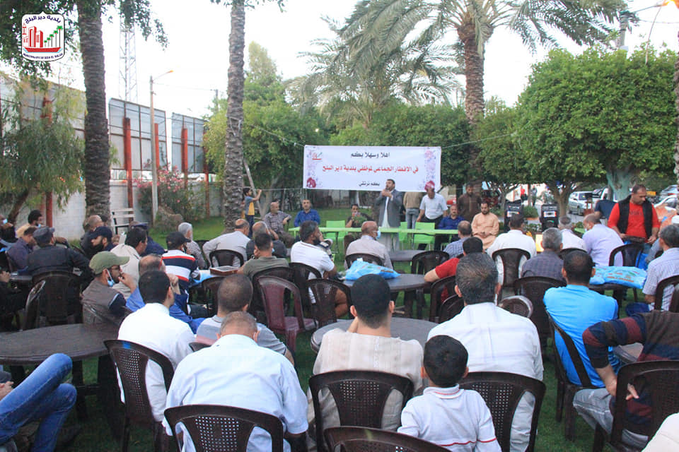 بلدية دير البلح تنظم إفطارا جماعيا لموظفيها