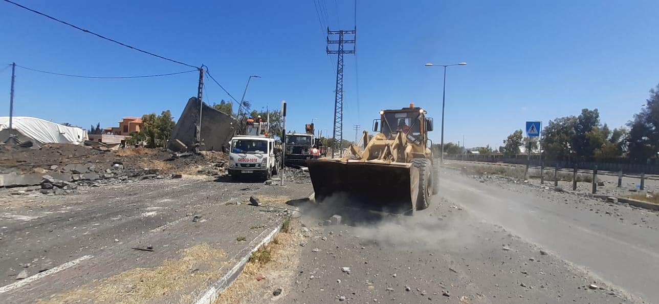 بلدية دير البلح تزيل ركام القصف الصهيوني عن شارع صلاح الدين