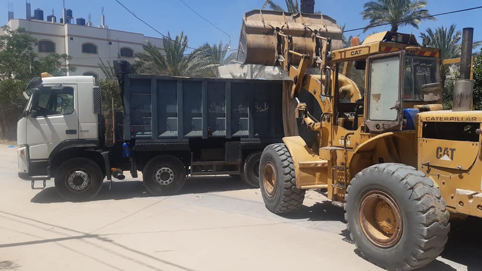 استمرار جمع وترحيل النفايات من مناطق المدينة خلال العدوان الصهيوني