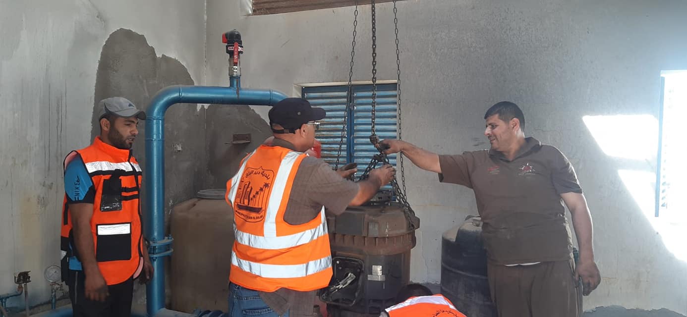 في ظل استمرار العدوان.. بلدية دير البلح تواصل صيانة الآبار لضمان استمرار الخدمات