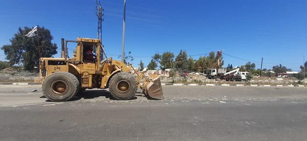 إعادة فتح شوارع اغلقها ركام منازل دمرها العدوان