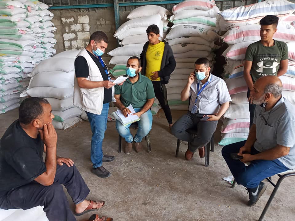 بلدية دير البلح تحذر التجار وأصحاب المحلات من احتكار السلع ورفع أسعارها