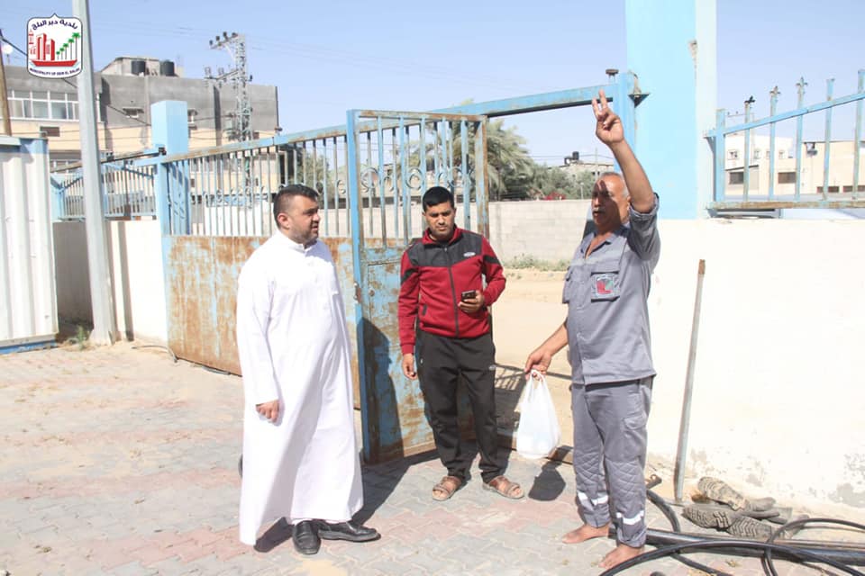 رئيس بلدية دير البلح يتفقد عمال الطوارئ في أماكن عملهم الميدانية