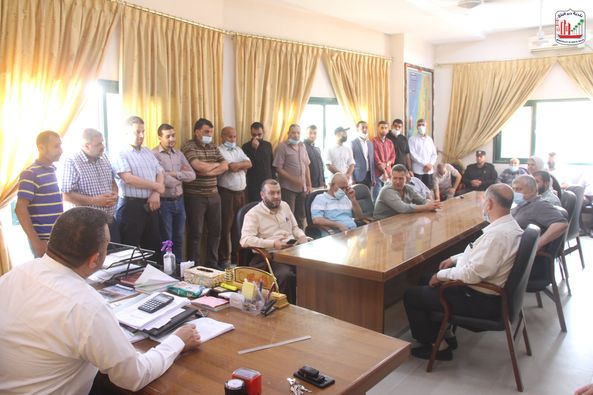 رئيس البلدية يلتقي بالموظفين ويثمن جهودهم خلال العدوان