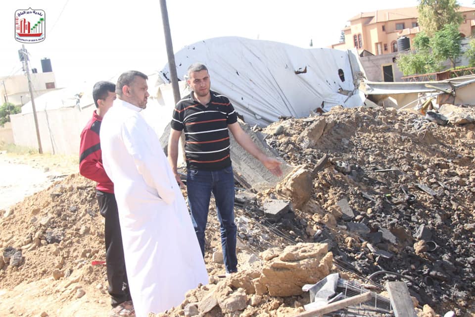 رئيس بلدية دير البلح يتفقد مواقع الأضرار التي لحقت بخطوط المياه والتأكيد على سرعة استبدالها