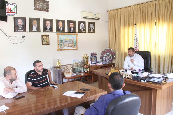 رئيس بلدية دير البلج يبحث سبل تحسين خدمة المياة بالمدينة